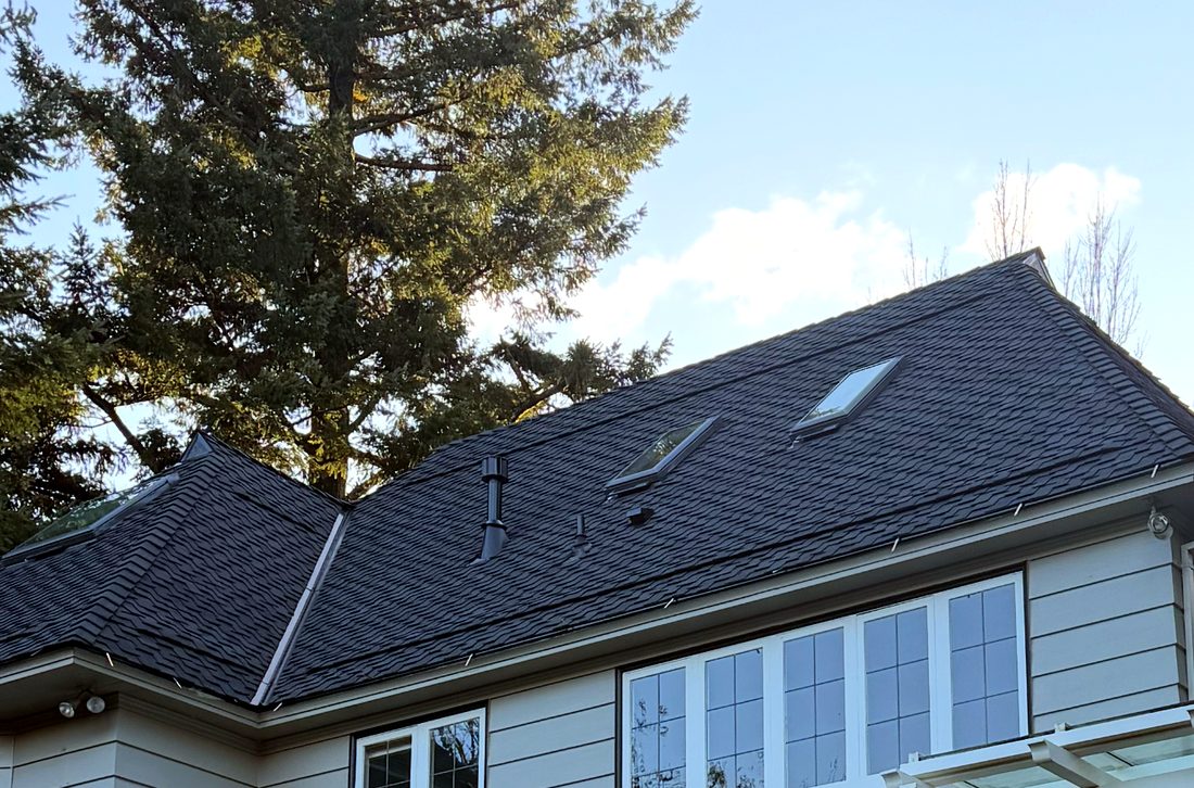 5K seamless gutters along the eaves of a Pacific Northwest home by Liberty